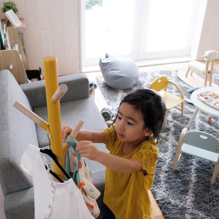 GoodRackのポールハンガー 子供 可愛い 北欧 おしゃれ キッズ 子供用 ハンガー 衣類収納 グレー アイボリー ピンク ブルー 木製 子供部屋 新生活 ハンガーラック パイプハンガー 洋服掛け スリム シンプル 帽子掛け リビング収納 洋服収納 コートハンガー 省スペース コンパクト｜アングル2