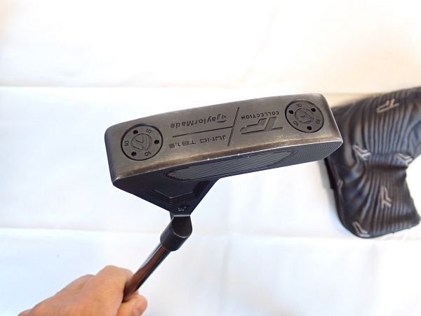 商品説明 ◎メーカー ：テーラーメイド◎商品名 ：TP COLLECTION BLACK JUNO TB1.5 34インチ◎総重量：526g◎ヘッドカバー：画像のものになります。(写っていない場合付属しておりません)◎ランク：ソール　B　　クラウン　AB　　フェイス　B　　グリップ　BN/新品・未使用　A/全体的にきれい　B/普通の中古品　C/キズが目立つ中古品 ◆状態ランクは当店独自の基準に基づいた評価でございますため、ご参考までにご覧ください。 ◆掲載画像・内容以外にもキズ・汚れ等がある場合がございます。 ◆神経質な方のご入札はご遠慮願います。 ◆複数モールでも販売しておりますので注文後キャンセルする場合ございます。 ◆新品、中古とも保証書は付属しておりません。 ●上記内容と詳細事項をよくご確認の上、ご購入お願いします。