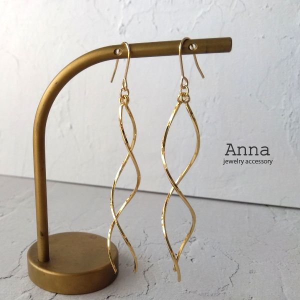 螺旋を描くひねりシンプルツイストダブルラインロングピアス　金属アレルギー対応　チタン　樹脂 marathonsale