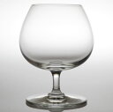 バカラのグラス、パーフェクションのブランデーグラスでございます。1886年にデザインされたシリーズで、1993年にワインの産地、ボルドー地方のワイン業者によって賞賛されたこと（完璧＝パーフェクション）が、その名の由来だとされています。装飾の一切を省いたデザインは完成度と美しさに溢れ、バカラクリスタルが持つ輝きをより良く感じることができます。個数：1客での価格となります。サイズ：高さ 11.5cm 口径 5.5cm状態：状態は非常に良好で、ヒビ欠け等もちろんございません。底面にバカラの刻印がございます。i21581