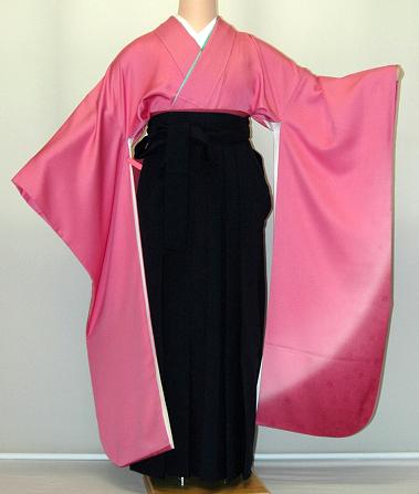 身丈肩裄袖丈前幅後幅165cm68cm106cm25cm30cmサイズ；L寸・・・身長153cmより168cm位に対応ヒップ102cm位までの方に、ギリギリ105cm位まで■着物のサイズについて詳しくお知りになりたい方は「きもの庄司」（庄司呉服店）まで電話かメールにてお問い合せ下さい。□大阪・神戸・京都はもとより、北は北海道から東北・東京・神奈川・千葉・埼玉・静岡・名古屋・福岡・沖縄まで日本全国どこへでも、均一料金で、お届けさせていただきます。ぼかし刺繍袴の着付け姿です（オプション）柄のアップです振袖の後姿です（袋帯の場合）　□ 振袖・袴セット内容 □【振袖袴15点セット】振袖・袴（無地）・長襦袢・下帯・重ね衿・草履・巾着・肌襦袢・裾除け・腰紐5本・前板・　衿しん・伊達締め2本（マジックベルト）・コーリンベルト2本※写真の袴はイメージになります。振袖に合った袴を選んでお送りさせていただきます。袴の色・柄はお任せになります。