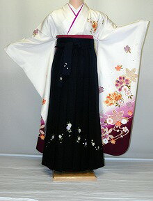 身丈肩裄袖丈前幅後幅160cm67cm106cm25cm30cmサイズ；M寸・・・身長150cmより163cm位に対応ヒップ102cm位までの方に、ギリギリ105cm位まで■着物のサイズについて詳しくお知りになりたい方は「きもの庄司」（庄司呉服店）まで電話かメールにてお問い合せ下さい。□大阪・神戸・京都はもとより、北は北海道から東北・東京・神奈川・千葉・埼玉・静岡・名古屋・福岡・沖縄まで日本全国どこへでも、均一料金で、お届けさせていただきます。★ご予約受付中です！ぼかし刺繍袴の着付け姿です（オプション）柄のアップです振袖の後姿です（袋帯の場合）　□ 振袖・袴セット内容 □振袖、袴（刺繍）、長襦袢、巾着、着付小物一式※写真の袴はイメージになります。振袖に合った袴を選んでお送りさせていただきます。袴の色・柄はお任せになります。