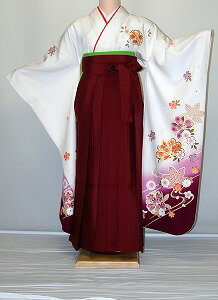 身丈肩裄袖丈前幅後幅160cm67cm106cm25cm30cmサイズ；M寸・・・身長150cmより163cm位に対応ヒップ102cm位までの方に、ギリギリ105cm位まで■着物のサイズについて詳しくお知りになりたい方は「きもの庄司」（庄司呉服店）まで電話かメールにてお問い合せ下さい。□大阪・神戸・京都はもとより、北は北海道から東北・東京・神奈川・千葉・埼玉・静岡・名古屋・福岡・沖縄まで日本全国どこへでも、均一料金で、お届けさせていただきます。★ご予約受付中です！ぼかし刺繍袴の着付け姿です（オプション）柄のアップです振袖の後姿です（袋帯の場合）　□ 振袖・袴セット内容 □振袖、袴（無地）、長襦袢、巾着、着付小物一式※写真の袴はイメージになります。振袖に合った袴を選んでお送りさせていただきます。袴の色・柄はお任せになります。
