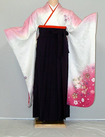 身丈肩裄袖丈前幅後幅169cm65cm99cm23cm30cmサイズ；S寸サイズ・・・身長148cmより158cm位に対応ヒップ100cm位までの方に、ギリギリ102cm位まで■着物のサイズについて詳しくお知りになりたい方は「きもの庄司」（庄司呉服店）まで電話かメールにてお問い合せ下さい。□大阪・神戸・京都はもとより、北は北海道から東北・東京・神奈川・千葉・埼玉・静岡・名古屋・福岡・沖縄まで日本全国どこへでも、均一料金で、お届けさせていただきます。ぼかし刺繍袴の着付け姿です（オプション）柄のアップです振袖の後姿です（袋帯の場合）　□振袖・袴セット内容 □振袖、袴（無地）、長襦袢、巾着、着付小物一式※写真の袴はイメージになります。振袖に合った袴を選んでお送りさせていただきます。袴の色・柄はお任せになります。