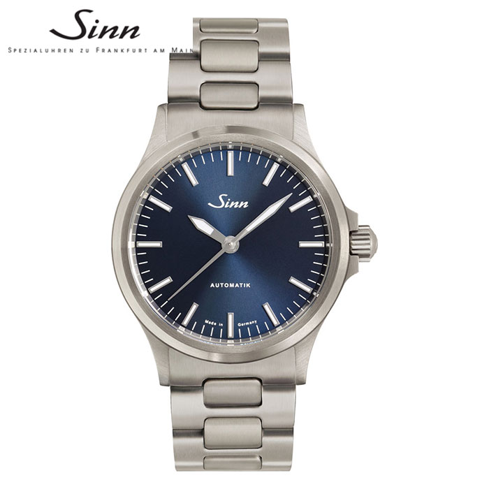 ムーブメント SW200-1（自動巻／26石／28,800振動） 駆動時間：38時間 耐磁性能：4,800A/m（DIN8309準拠） 機能 時・分・秒（センターセコンド） ケース・ベルト・ダイヤル ケース：ステンレススチール ベルト：カウレザーストラップまたはステンレススチールブレスレット 風防：両面無反射サファイアクリスタル リューズ：ねじ込み式 裏蓋：サファイアクリスタル、ねじ込み式 防水性能：20気圧防水 減圧耐性 サイズ・重量 ケースサイズ：直径38.5mm×厚さ11mm 重量：65g（ベルトを除く） ベルト幅：20mm その他 保証期間：2年 ※お客様のお使いのモニターの発色具合によって、実際のものと色が異なる場合がございます。 sinn全商品一覧を見る sinnブレスレット・ストラップ一覧を見る [関連ワード] 時計 腕時計 入学 中学 高校 大学 進学 卒業 昇給 昇進 入社 退社 新社会人 誕生日 贈り物 プレゼント ギフト バレンタインデー ホワイトデー クリスマス 結婚 お祝い 銀婚式 還暦 成人 祝い ラッピングU556.I.B 高い品質とコストパフォーマンスを誇るジンの556シリーズは、ソリッド感の高い際立ったフォルムに、時・分・秒のみの必要最小限の機能と高い視認性が特徴です。ヘアライン仕上げを施したケースには両面無反射サファイアクリスタルを搭載し、シースルーバックの裏面からはムーブメントの動きが楽しめます。スポーティでありながら独特なエレガントを湛えたシリーズです。中でも556.I.Bは、夜空の色を映したようなサンレイ仕上げのブルーダイヤルです。明るすぎず、暗すぎず、ほどよい存在感を放ちます。日付表示を排したシンプルなダイヤルにはスーパールミノバを施した時・分針とインデックスを備え、暗所での視認性も確保されています。 ■sinnについて ドイツの時計ブランドsinn（ジン）は、耐久性と機能性を重視したプロフェッショナルウォッチを提供。ドイツの精密技術を結集した腕時計で、耐磁性や防水性にも優れています。パイロットやダイバー向けのタフで高性能なモデルが揃います。日常使いしやすいデザインのモデルも多数ご用意しております。