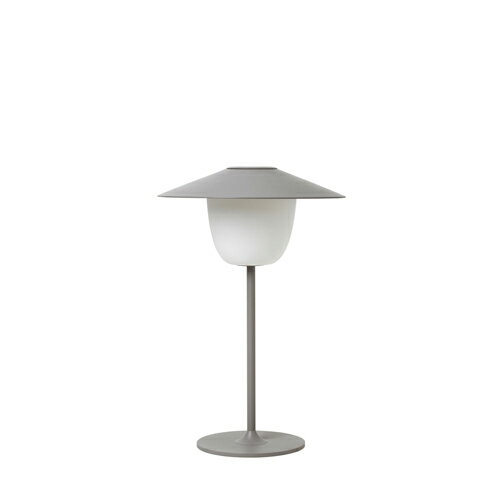 商品名blomus モバイルLEDランプ [ANI LAMP] サテライト商品説明ドイツを拠点に活躍するデザイナーデュオ kaschkasch(カシュカシュ)が街灯からインスピレーションを得てデザインされたANI LAMP。充電式なので配線を気にせず使用できる、シンプルで美しい佇まいのLEDライトです。ランプシェードに軽く触れるだけで2段階の明るさの調節が可能。付属のスタンドを使用して立てる、傘を上向きにしてテーブルに置く、付属のフックでハンギングにする3通りの用途を楽しめます。また生活防水性能も備えていますので、屋内だけでなく庭やベランダなど外で過ごす時間のご使用にもおすすめです。ICONIC Award 2019のBest of Best(最優秀賞)、reddot design award2019をダブル受賞。使用方法ランプをオンにするにはランプシェードの上部の金属リングにタッチします。1段階目は50%の明るさ、もう一度タッチすると100%の明るさになります。消灯する場合は金属リングをもう一度タッチします。スタンドを使用する・傘を下向きにしてテーブルなどに置く・ハンギングする、の3WAY使用が可能です。ハンギング使用方法：付属のフックにロープを通し結び目を引っ掛け、フックをランプに差し込みます。ランプが落下しないよう気を付けて設置して下さい。[充電方法]付属の充電台にランプの傘を下にして設置します。充電台に付属のUSBケーブルを挿入し、USB電源(コンピューター・USB充電器など)に挿入します。充電中は本体のインジケーターライトが赤く点灯、充電完了すると緑に変わります。初めてご使用する際、また暫くご使用にならなかった場合などは、フル充電してからご使用下さい。商品詳細付属品：充電台・充電用USBケーブル・ハンギング用フック＆ロープ・保証書付取り扱い説明書光源種類：2段階調光LED(100%/50%)明るさ：100lm高光量(100%)/50lm低光量(50%)色温度：3000K連続点灯時間：高光量8時間/低光量16時間充電時間：約4時間(5V-1A / MicroUSB) 電池：リチウムイオン充電式電池 3.7V 1600mAh出力：0.6W防塵防水機能：IP44保証期間：1年間商品仕様アルミニウム・プラスティック・リチウムイオン電池成分原産国中国取扱上の注意●屋内および屋外で0~40℃の範囲でご使用いただけます●本製品は防塵防水機能はありますが、完全な防水使用ではありません●本品の光源は交換できません●本製品はリチウムイオン電池を内蔵しています。廃棄の際は一般ゴミとは別にリサイクルに出してください。