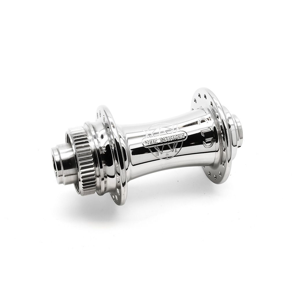 モデル名 CLD Front Hub（CLDフロントハブ） メーカー White Industries（ホワイトインダストリーズ） カラー ポリッシュ、ブラック 素材 6061アルミ ベアリング 17287-2rs×2 OLD 100mm 重量 145g 生産国 アメリカWhite Industries（ホワイトインダストリーズ）初となるシマノのセンターロックシステム対応フロントハブ、CLD Front Hub（CLDフロントハブ）。ボルトオンのISOタイプに比べ固定力が高く、また着脱に必要な工程を大幅に短縮。ブレーキ効率を向上させ、制動力を高めます。 2019年現在、White Industriesのディスクハブの中で、最も軽量なフロントハブがこのCLDフロントハブ。剛性を損なうこと無く軽量化を果たしており、滑らかな回転性に加え高い耐久性を誇ります。アクスルは17mmのクロモリシャフトを採用し剛性を確保。12mmスルーの他に15mmとクイックリリース仕様もあるので、フォークの規格に合わせた選択が可能です。またハブのスポーク穴数は24Hから36Hまでラインアップされており、ディスクロードやグラベル、MTBまで多くの車種に対応。長く使い続けられるハイエンドディスクハブです。