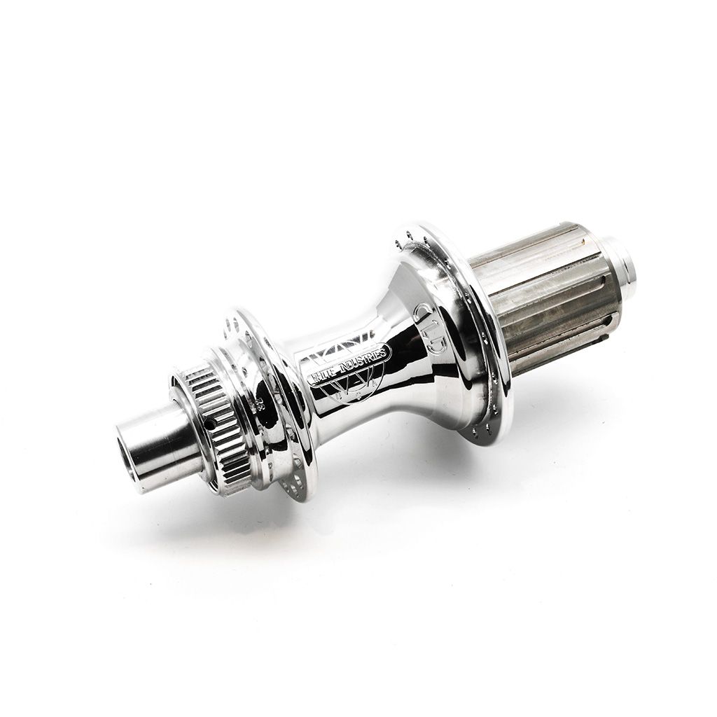 モデル名 CLD Rear Hub（CLDリアハブ） メーカー White Industries（ホワイトインダストリーズ） カラー ポリッシュ、ブラック 素材 6061アルミ 素材（フリーボディ） 6al4vチタン 素材（アクスル） 15mm クロモリ ベアリング 6902-2rs×3、3802W×1 フリーボディ シマノ用、スラムXD/XDR用、カンパニョーロ用 変速 9-12速対応（9/10速は付属のスペーサーを使用） OLD 135、142mm 重量 265g 生産国 アメリカWhite Industries（ホワイトインダストリーズ）のCLD Rear Hub（CLDリアハブ）は、同ブランドでは初となるセンターロックのディスクブレーキ対応のリアハブです。6ボルトのISOタイプと比べ固定力が高く、同ブランドのXMRリアハブより33gの軽量化を実現。耐久性を犠牲にすること無く作り上げられた、White Industriesでは最も軽量なディスク用リアハブです。 CLDリアハブの64チタン製のフリーボディは軽量かつ剛性に優れており、アルミ製のフリーボディで散見されるスプロケットの噛み込みを抑止。回転性はもちろんこと、ノッチ数は48とかかりが非常に良く軽快です。ハブそのものの精度が高いため耐久性に優れており、長く使い続けたい方にとっては最高のハブ。ホール数は24〜36Hまで展開があるので、ディクスロードやシクロクロス、MTBと幅広い車種に使用が可能です。 他ブランドのリアハブに比べ比較的容易にグリスアップや洗浄などが行えるのも、White Industriesの製品の特徴。精度が高く剛性に優れているので、手をかけてやれば長くお使い頂けます。