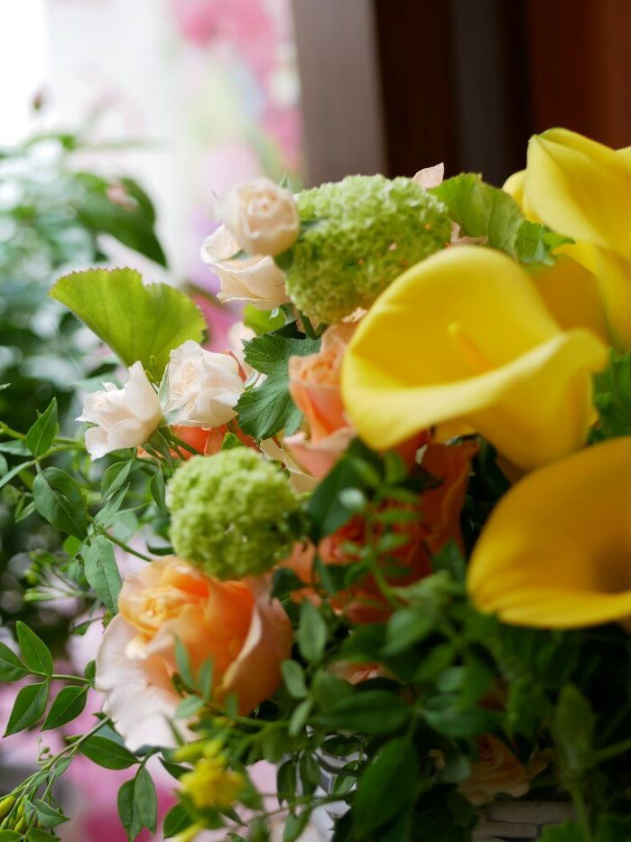 フラワー アレンジメント 花 かわいい 誕生日 お祝 開店祝い プレゼント カラー バラ 明るいビタミンカラーの アレンジ 送料無料 【花匠美ブランド】