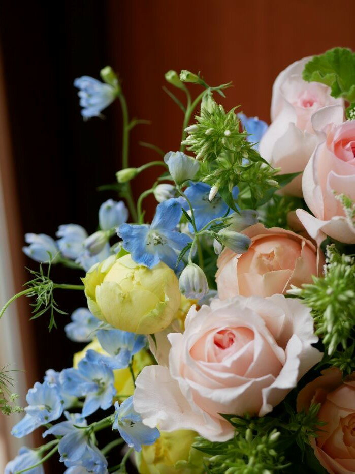 フラワー アレンジメント 花 かわいい 誕生日 お祝 開店祝い プレゼント バラ デルフィニウム レースフラワー 千日紅 アレンジ 送料無料 【花匠美ブランド】