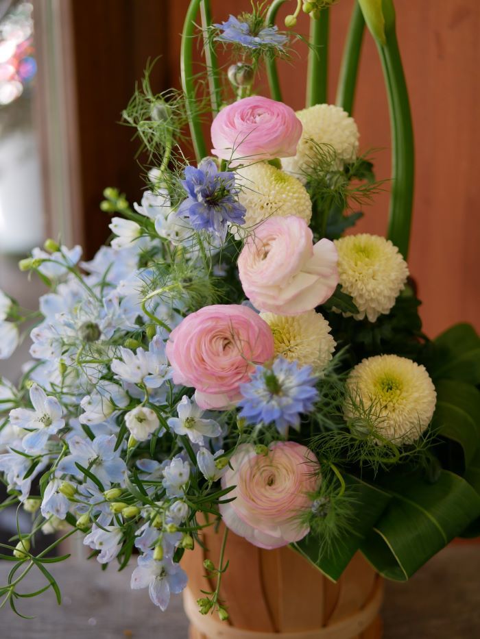 フラワー アレンジメント 花 かわいい プレゼント お悔やみ お供え お盆 一周忌 フラワーアレンジメント プレゼント カラー バラ ピンポンマム ラナンキュラス 送料無料 【花匠美ブランド】