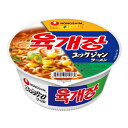 韓国伝統のユッケジャン味を再現したカップラーメン。 1982年に農心初の容器タイプラーメンとして韓国で発売し、以降約40 年間にわたり、人気のロングセラー商品。唐辛子の辛さが効いた韓国伝統のユッケジャンを再現した味で、麺とスープの相性も抜群。麺はなめらかな口当たりとしなやかなコシを併せ持った細麺です。 内容詳細 名称 即席中華カップ麺 原材料名 油揚げめん(小麦粉、植物油脂、でん粉、食塩、植物性風味油、しょうゆ)、スープ(香味調味料、食塩、唐辛子調味パウダー、砂糖、たまねぎ風味粉、にんにく粉末)、かやく(なるとフレーク、ねぎ、かまぼこフレーク、円筒形かまぼこ)/加工でん粉、調味料(アミノ酸等)、D-ソルビトール、かんすい、乳化剤、増粘多糖類、香辛料抽出物、酸化防止剤(ビタミンE、緑茶抽出物)、ビタミンB1、 ビタミンB2、パプリカ色素、酸味料、微粒二酸化ケイ素、カロテン色素、(一部に 小麦ᆞ大豆を含む) 内容量 86g(めん76g) 賞味期限 別途表示 保存方法 直射日光、高温多湿を避け、涼しい場所で保存してください。 原産国名 韓国 輸入者 株式会社 農心ジャパン 東京都千代田区霞が関1-4-2 大同生命霞が関ビル4階 栄養成分表示1食(86g)当たり エネルギー 370kcal / たんぱく質 7.4g / 脂質 12.8g / 炭水化物 56.3g / 食塩相当量 3.8g アレルギー物質 小麦、大豆 (推定値)