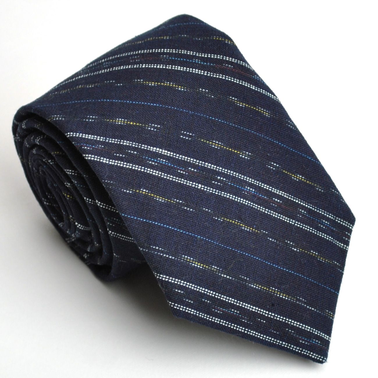 和柄ネクタイとしては大剣幅7.5cmのややナロータイで白い細いラインのレジメンタル柄のネクタイです。☆着物ネクタイ／和柄ネクタイ／
