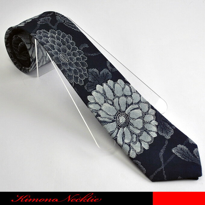 正藍染めで大輪の菊がデザインされたネクタイです。...の商品画像