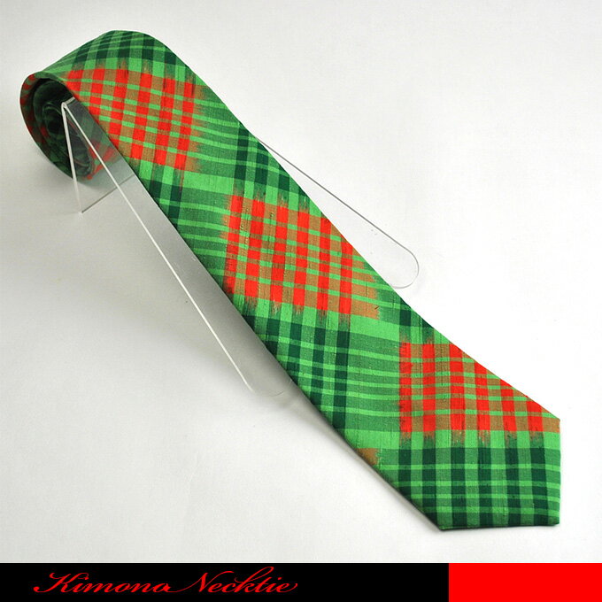 商品説明正絹の紬の反物で西陣織工業組合のラベルがついています。緑と朱のラインのチェック柄で大胆なデザインです。カラーコントラスが大正や昭和初期で個性的な主張があります。素材は新古の着物反物から縫製しております。反物を全て使って縫製しています...