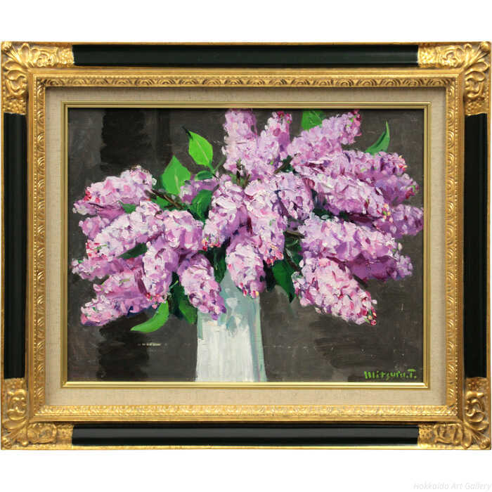 澄んだ色彩と力強い筆致で描かれたライラックは、甘く爽やかな春の香りを運んでくるようです。その豊かな臨場感に、誠実な描写力が光ります。技法：油彩画作品サイズ：F6号額のサイズ：高さ46×幅55×奥行き6cm作品の状態：下部にスレ、背景部に絵具...