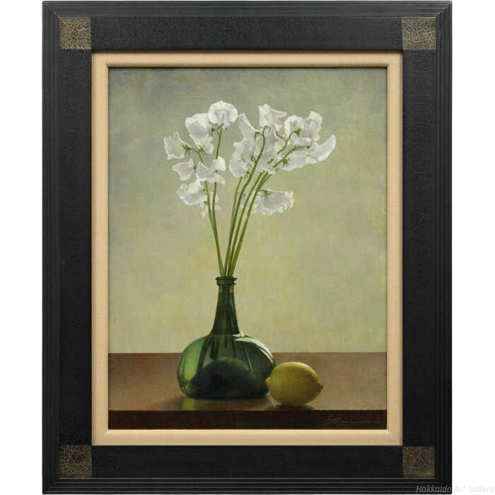 ひらひらと舞う蝶のような白い花々が、柔らかな光に包まれて可憐に佇む。長年の研鑽が息づく筆致が、その繊細な美しさを静かに伝えています。1991年制作技法：油彩画作品サイズ：P10号額のサイズ：高さ71×幅59×奥行き5cm作品の状態：良好です保護箱：差し箱余村展（よむらひらく / YOMURA Hiraku）＜略歴・情報＞1949群馬県高崎市生まれ1968都立南高校卒業後、お茶の水美術学院に学ぶ1975画廊で認められ、以後画家として活動／百貨店、画廊で個展開催注意事項：お使いのモニターの発色具合によって、実際のものと色が異なる場合がございます。