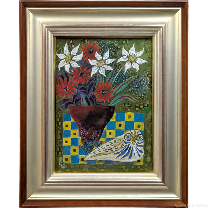 赤と白の太陽のような花束が目を惹き、白フクロウが静かに佇む日本画作品。独特の色彩と装飾性が、見る人の心に明るい福を招くようです。共シール技法：日本画作品サイズ：F4号額のサイズ：高さ50×幅41×奥行き6cm作品の状態：良好です保護箱：合わせ箱香野ルミ子（こうのるみこ / KOUNO Rumiko）＜略歴・情報＞1947神奈川県生まれ1970多摩美術大学日本画科卒業1971シェル美術賞展佳作賞1973神奈川県展特選／神奈川女流展知事賞1974創画展出品（以後毎年）1980創画春季展賞（'88、'89）1988セントラル日本画大賞展招待出品1989山種美術館賞展出品1990菅楯彦大賞展（'93）1992アメリカ巡回展「ニューボイス現代の日本画」＜所属＞写実画壇会員注意事項：お使いのモニターの発色具合によって、実際のものと色が異なる場合がございます。