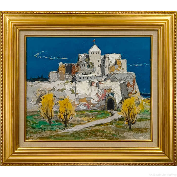 青空に映える白壁の城。特徴的な厚塗りの絵肌が、石造の重厚感を丹念に描き出し、城への深い探求が息づく独特な世界観を創り出しています。1969年制作技法：油彩画作品サイズ：F8号額のサイズ：高さ56×幅63×奥行き5cm作品の状態：所々に厚塗りによるヒビがあります保護箱：合わせ箱松木重雄（まつきしげお / MATSUKI Shigeo）＜略歴・情報＞1917 長野県生まれ1948 東京文理科大学教育学専攻卒1949 示現会展に初入選（以後同展出品）1950 日展に初入選（'57特選、’68菊華賞、’91会員賞）1954 フランスに留学、ヨーロッパの城にとりつかれる（'56まで）1968 日本相撲協会相撲教習所講師1974 筑波大学教授（’75芸術専門学群長、'81名誉教授)1976 日展会員（‘98参与）1976 示現会理事（'04会長）1996 勲二等瑞宝章2000 東京セントラル美術館で「砂漠の遺跡を描く展」開催2010 逝去＜所属＞日展参与、示現会会長、筑波大学名誉教授＜特徴＞世界各地の城跡を主に石造の構造物を丹念なタッチと渋い色彩で描く注意事項：お使いのモニターの発色具合によって、実際のものと色が異なる場合がございます。