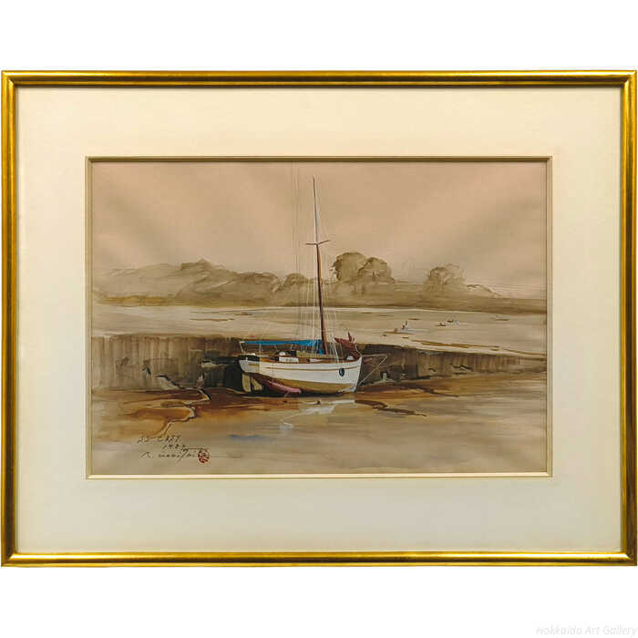 なだらかな干潟に静かに佇む船。遠い海への旅立ちをじっと待つその姿に、港と船を見つめ続けた画家の温かい眼差しが感じられます。フランス・ブルターニュ地方の海岸リゾート地、サン＝カスト＝ル＝ギルド（Saint-Cast-le-Guildo）1982年制作技法：水彩画マット内寸：縦26×横38cm額のサイズ：高さ41×幅53×奥行き2cm作品の状態：良好です保護箱：合わせ箱森下武（もりしたたけし / MORISHITA Takeshi）＜略歴・情報＞1945石川県門前町生まれ1965第一展に初出品で奨励賞（'65奨励賞、'72会員努力賞）1975太陽美術協会創立会員1976ル・サロン展で金賞し渡仏、フランス各地の港を描く1977以降、毎年銀座・ギャラリーで個展開催、個展を中心に活躍1981風土会展に出品（'90まで）1981昭和会展で優秀賞1985東京セントラル絵画館で個展開催1986安井賞展に出品 1987日本橋三越で個展開催（'89、'92）＜特徴＞港と船のある風景を一貫したモチーフとし、特に木造船や鉄板船に強く惹かれる注意事項：お使いのモニターの発色具合によって、実際のものと色が異なる場合がございます。