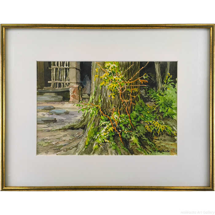 木の根に寄り添い逞しく生きる雑草に、命の尊厳を想います。自然の息吹と静かな物語が織りなす、奥行きある表現が印象的です。2002年制作、印技法：水彩画マット内寸：縦23×横34cm額のサイズ：高さ41×幅52×奥行き2cm作品の状態：良好です保護箱：合わせ箱星野恒隆（ほしのつねたか / HOSHINO Tsunetaka）＜略歴・情報＞1940北海道小樽市生まれ1980日揮展にて協会賞（'83上野の森美術館賞、'86三上会長賞）1986北海道新聞に初冬スケッチと散文連載1987苫小牧民報社「金曜連載小説」挿絵担当1990郵政省年賀はがき原画制作1991苫小牧信用金庫カレンダー制作（'96～'99、'02）1994苫小牧民報社コラム執筆1999利尻富士町新庁舎に500号油彩画納品＜所属＞日輝展常任理事、苫小牧美術協会会員、道新文化センター講師＜特徴＞新聞小説の挿し絵、苫小牧市営交通の記念乗車券、地元信金のカレンダーの絵や、生涯学習の講師など、幅広く活躍。注意事項：お使いのモニターの発色具合によって、実際のものと色が異なる場合がございます。