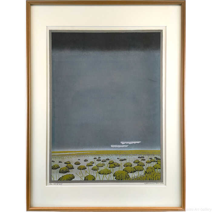 独特な構図で表現された水辺のヤチボウズ。深みのある色彩が、繊細かつダイナミックな抒情性を感じさせます。自筆サイン、限定50部技法：木版画絵のサイズ：縦55×横41cm額のサイズ：高さ75×幅57×奥行き2cm作品の状態：良好です保護箱：合わせ箱大本靖（おおもとやすし / OMOTO Yasushi）＜略歴・情報＞1926小樽生まれ1929札幌へ転居1948阿佐ヶ谷美術研究所で学ぶ1951明治大学商学部卒1954日本版画協会展に初入選（'59会友賞）1957全道展で奨励賞1958ニューヨーク現代日本版画展に出品1959全道展会員1960モダンアート協会展で新人賞1968北海道教育大学の講師1973日本版画協会会員1980米国パデュー大学、インディアナ大学等で実技講座／シカゴなど7都市で個展1982英国オックスフォード大学近代美術館で実技講座1984札幌市民芸術賞1987北海道立近代美術館の「美術北海道100年展」に出品1992世界書票会議（札幌開催）実行委員長1993シカゴで版画40年記念展1995ボストン市での北海道木版画作家展を企画、出品1996北海道文化賞2002地域文化功労者文部大臣表彰2007札幌芸術の森美術館にて「大本靖展ー山の鼓動、樹々のうた」開催2014逝去＜所属＞日本版画協会会員、全道展会員＜特徴＞優れた造形感覚によりフォルムを大胆に単純化した印象的な構図、深みのある色彩が特徴。北海道の自然をテーマとしたダイナミックでありながら繊細で可憐な作品は多くのファンを魅了。札幌版画協会の設立、北海道版画協会の発足など、戦後の北海道版画の発展に大きく貢献。版画の他にも、グラフィックデザイナーとして雑誌や新聞のカットも手がけ、また書籍の見返し部分に貼ってその所有者の印となる「書票（Exlibris）」を数多く制作。＜作品収蔵＞北海道立近代美術館注意事項：お使いのモニターの発色具合によって、実際のものと色が異なる場合がございます。