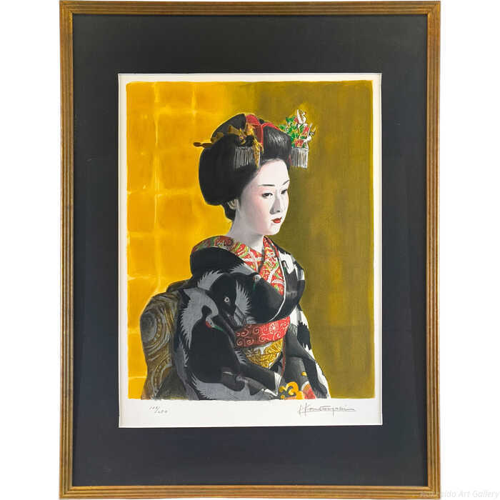 長寿と吉祥の丹頂鶴をあしらった着物の舞妓さん。光と影の巧みな表現が、夢幻的ながらも雅やかな美しさを静かに佇ませています。自筆サイン、限定250部技法：リトグラフ絵のサイズ：縦41×横31cm額のサイズ：高さ63×幅48×奥行き2cm作品の状態：良好です保護箱：合わせ箱小松崎邦雄（こまつざきくにお / KOMATSUZAKI Kunio）＜略歴・情報＞1931東京日暮里に生まれる／9歳で浦和へ転居1950東京芸術大学美術学部油画科入学（安井曽太郎・林武に師事）1954東京芸術大学卒業／卒業制作「群像」が芸大買上・安井賞受賞／一水会展初入選（'56一水会賞、'60会員優賞）1956東京芸術大学専攻科修了／大橋賞受賞1957一水会会員1962国際具象派美術展出品1963第4回安井賞候補新人展入選（以後入選を重ねる）1966文部省作品買上／ヨーロッパ各国を巡遊1967一水会会員展10回展記念賞受賞1968一水会委員／ユネスコ・フェローシップにより欧州留学（'69帰国）1969第4回昭和会賞受賞／北欧・北米・メキシコ等を巡遊1973丸井今井「現代洋画俊英作家新作展」招待出品1976日中友好美術家訪中団の一員として訪中1982東郷青児美術館大賞受賞1984日本経済新聞連載・渡辺淳一「化身」の挿絵制作1985NHK「油絵入門」出演（'88も出演）1987個展「舞妓の世界展」開催1990第4回浦和市文化栄誉賞受賞1991個展「舞妓の情景」開催／「稲穂のつどい」で第9回宮本三郎記念賞受賞199212月28日逝去＜所属＞一水会委員＜特徴＞初期は人物群像、70年代は人形や裸婦、80年代以降は舞妓と主題を変遷させた。確かな写実力に基づき、光と影の巧みな表現で対象を再現しながらも、画面に非現実的な夢幻感を漂わせる独自の画風を確立した。＜作品収蔵＞東京芸術大学、東京国立近代美術館、文化庁注意事項：お使いのモニターの発色具合によって、実際のものと色が異なる場合がございます。