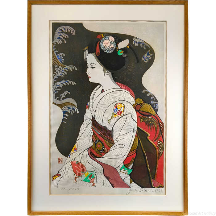 波しぶきの躍動感と、都会的な造形の優美な人物像が融合。色鮮やかな扇子が彩りを添え、版画の深遠な表現が光ります。1977年制作、自筆サイン、限定128部技法：木版画絵のサイズ：縦69×横47cm額のサイズ：高さ89×幅67×奥行き2cm作品の状態：良好です。若干の波打ちがあります。保護箱：合わせ箱関野準一郎（せきのじゅんいちろう / SEKINO Junichiro）＜略歴・情報＞1914青森市の魚粕肥料問屋に生まれる1927青森中学校に入学／版画誌制作に参加1932今純三に師事しエッチングを学ぶ／日本版画協会展初入選（'38会員、'71相談役）1935東奥美術展入選1936官展初入選1938文展入選1939上京／恩地孝四郎に師事／新宿鈴木研究所で油絵を学ぶ1940日本エッチング協会を設立し会員となる1951自宅に「火葬町銅版画研究所」を開設1953ルガノ国際展出品1957調布市に移住1958ロックフェラー財団の招聘で訪米（'59欧州外遊）1960ノースウェスト国際版画展受賞1961リュブリアナ国際版画展特別賞1963フォード財団の招聘で渡米／ワシントン大学等で講義1968ジャパン・アート・フェスティバル出品1969オレゴン州立大学教授に就任1971青森県褒賞1974「東海道五十三次」シリーズを制作1975芸術選奨文部大臣賞1988調布市にて死去＜所属＞国画会会員、日本版画協会相談役＜特徴＞恩地孝四郎に師事した万能の版画家。郷土青森のエネルギーを都会的な造形へ昇華させ、人物・風景・装丁など多ジャンルで頂点を極めた。木版に加えエッチング、リトグラフ、シルクスクリーンを自在に操り、版画の可能性を広げた。＜作品収蔵＞青森県立美術館、青森市、調布市郷土博物館、国内外の美術館注意事項：お使いのモニターの発色具合によって、実際のものと色が異なる場合がございます。