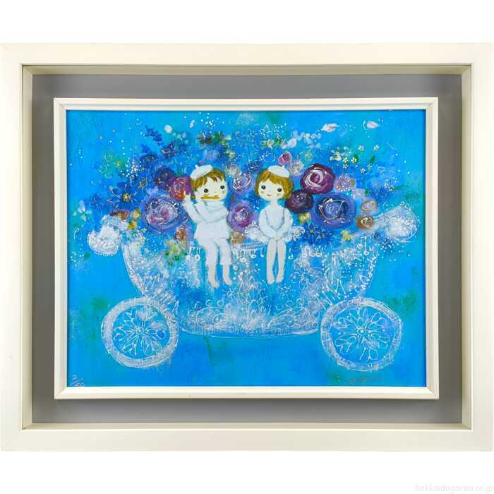 青い背景に花咲く花車があり、二人の人物が腰かけています。白い線描と色彩が物語の世界を紡ぎます。自筆サイン、限定50部技法：ジクレー作品サイズ：F6号額のサイズ：高さ44×幅54×奥行き4cm作品の状態：良好です保護箱：合わせ箱前田麻里（まえだまり / MAEDA Mari）＜略歴・情報＞1989創作画人協会新人賞受賞（'90協会賞、'98努力賞、'00課題優秀賞、'06創展賞、'07文部科学大臣賞）1995朝日チューリップ展大賞受賞1996朝日アートギャラリー企画個展／画廊協会展出品1997現代具象展出品（'11まで）／この年より全国各地にて個展開催2003画集「星あつめ」刊行2005愛・地球博アートギャラリー展田崎昭作賞受賞／市原市へ作品寄贈2007「絵画と朗読と音楽の会」公演2008野外音楽劇「更級日記」出演・舞台美術担当2011舞台「銀河鉄道の夜」および「思い出を売る男」出演・舞台美術担当2012舞台「夢をつくる家」制作・公演2013保科美術館に作品収蔵・特別展開催／画集「風の記憶」刊行2014演劇公演「花の下にて」コラボレーション2017いちはらアート×ミックス出品／舞台「しあわせのタネ」宣伝美術担当2018岡山子どもミュージカル宣伝美術担当2021房総里山芸術祭 いちはらアート×ミックス2020+参加2022ヴィヴァルディ「四季」コンサートにて絵本原画制作2024ムケイチョウコクコラボ絵本原画制作／内房総アートフェス美術担当＜所属＞創作画人協会会員、日本美術家連盟会員＜特徴＞星や風をテーマにした幻想的な物語性のある画風で知られ、全国各地で個展を開催。絵画制作のみならず、舞台美術や宣伝美術、音楽劇への出演や絵本原画制作など、視覚芸術と舞台芸術を融合させた多角的な表現活動を展開している。＜作品収蔵＞市原市、保科美術館注意事項：お使いのモニターの発色具合によって、実際のものと色が異なる場合がございます。