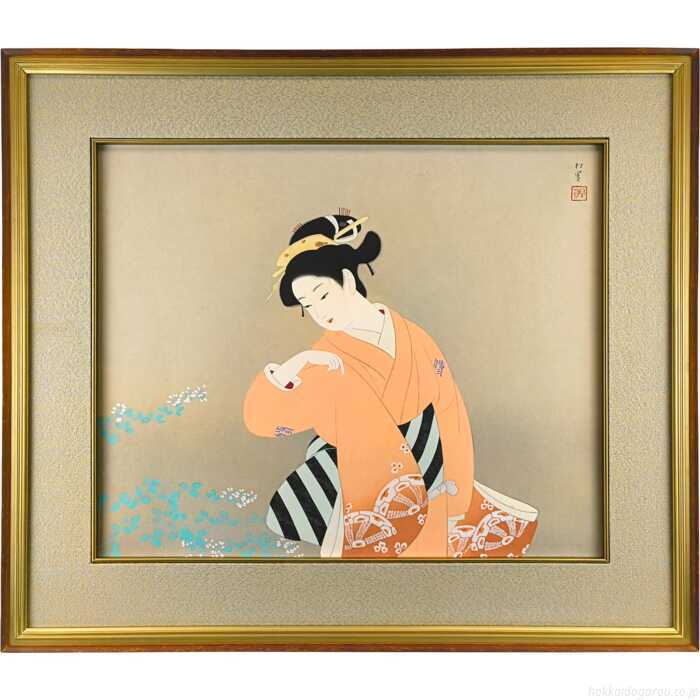 優雅な着物美人が秋の草花を慈しむ姿が描かれています。洗練された色彩と構図が、品格ある美を伝えています。上村淳之監修自筆サイン、限定285部技法：木版画絵のサイズ：縦48×横58cm額のサイズ：高さ68×幅78×奥行き4cm作品の状態：点シミがあります保護箱：合わせ箱上村松園（うえむらしょうえん / UEMURA Shoen）＜略歴・情報＞1875京都の葉茶屋「ちきり屋」の次女として生まれる1887京都府画学校（現京都市立芸術大学）に入学1888京都府画学校を退学し、四条派の鈴木松年に師事1890第3回 内国勧業博覧会に「四季美人図」を出品、一等褒状1893幸野楳嶺に師事／火事のため高倉蛸薬師に転居1895楳嶺の逝去にともない、竹内栖鳳に師事1902長男 信太郎（松篁）が誕生1903中京区車屋町御池に転居1941帝国芸術院会員1945戦禍を避け、奈良平城の唳禽荘に疎開1948女性として初めて文化勲章を受章1949逝去／従四位に叙される1994上村松園・松篁・淳之の作品を収蔵する松伯美術館が奈良市に開館＜特徴＞近代芸術としての美人画を完成させた女流日本画家。女性として初めて文化勲章を受賞。＜作品収蔵＞東京国立博物館、東京藝術大学大学美術館、山種美術館（東京都）、松伯美術館（奈良県）、足立美術館（島根県）注意事項：お使いのモニターの発色具合によって、実際のものと色が異なる場合がございます。