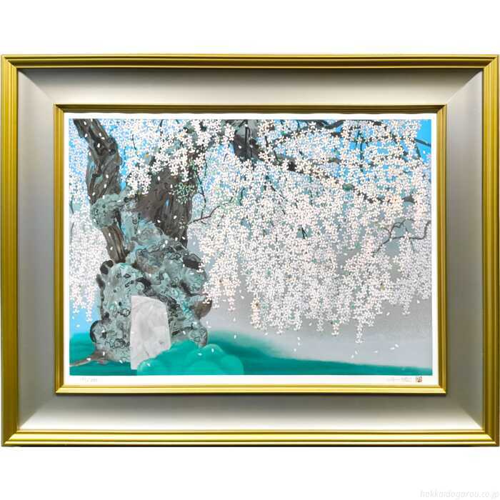 日本画壇の巨匠が描く、桜の巨木。滝のように咲き誇る花が、空間を豊かにします。京都府の常照皇寺に立つ、樹齢約600年の紅枝垂桜の銘木。国の天然記念物に指定されている。2000年制作、自筆サイン、印、限定285部技法：リトグラフ額のサイズ：高さ77×幅97×奥行き5cm作品の状態：良好です保護箱：合わせ箱中島千波（なかじまちなみ / NAKAJIMA Chinami）＜略歴・情報＞1945長野県小布施町（疎開先）生まれ1948横浜に戻る1969東京芸術大学日本画科卒／第54回院展初出品初入選1971東京芸術大学大学院修了／日本美術院院友1977春に院展で奨励賞（'78）1979山種美術館賞展で優秀賞1980読売新聞社主催の「日本秀作美術展」に招待出品1985裸婦大賞展で大賞1998日本美術院（特待）を退会2000東京芸術大学美術学部デザイン科教授就任2011中野嘉之、畠中光享とともに公募グループ展「Artist Group風」立ち上げ＜所属＞東京藝術大学名誉教授、日本美術家連盟常任理事＜特徴＞「桜」の日本画家として有名、現日本画壇の巨匠注意事項：お使いのモニターの発色具合によって、実際のものと色が異なる場合がございます。