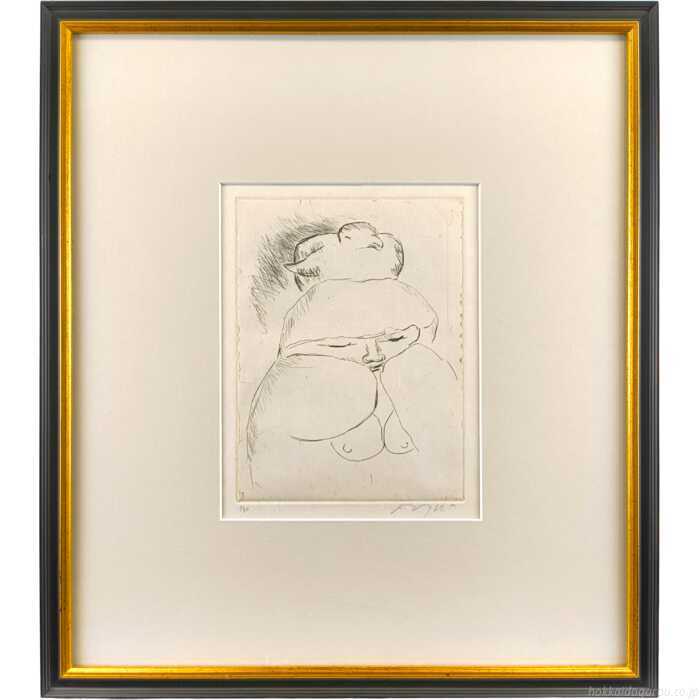 鳥を主題とする作家が描く、無垢な女性と鳩の穏やかな交流。確かな造形感覚が息づく作品です。自筆サイン、限定30部技法：エッチング絵のサイズ：縦19×横14cm額のサイズ：高さ45×幅40×奥行き3cm作品の状態：作品は良好です。額は概ね良好ですが、アクリル板に若干のキズがあります。保護箱：差し箱脇田和（わきたかず / WAKITA Kazu）＜略歴・情報＞1908東京生まれ1930ベルリン美術学校卒1932光風会展に出品し、船岡賞1936新制作協会創立会員1939上海派遣軍に加わり記録画制作1955毎日新聞社主催の「日本国際美術展」で最優秀賞1956米国国務省の招聘でアメリカ各地を旅行／毎日美術賞1956グッゲンハイム賞国際美術展で国内賞1968東京芸術大学教授（'70退官）1979読売新聞社主催の「日本秀作美術展」に招待出品（81~89、91~95） 1986神奈川県立近美館・群馬県立近美館で「脇田和・回顧展」開催1991軽井沢に脇田和美術館開館／勲四等旭日小授章1998文化功労者1999東京芸術大学美術の「館開館記念所蔵名品展」に出品2005逝去＜所属＞新制作協会創立会員＜特徴＞戦災で戦前の作品の大部分を失う。子供や鳥を多く主題とし、豊かな色彩感覚、造形感覚で描く。＜作品収蔵＞東京国立近代美術館、神奈川県立近代美術館、新潟県美術博物館注意事項：お使いのモニターの発色具合によって、実際のものと色が異なる場合がございます。