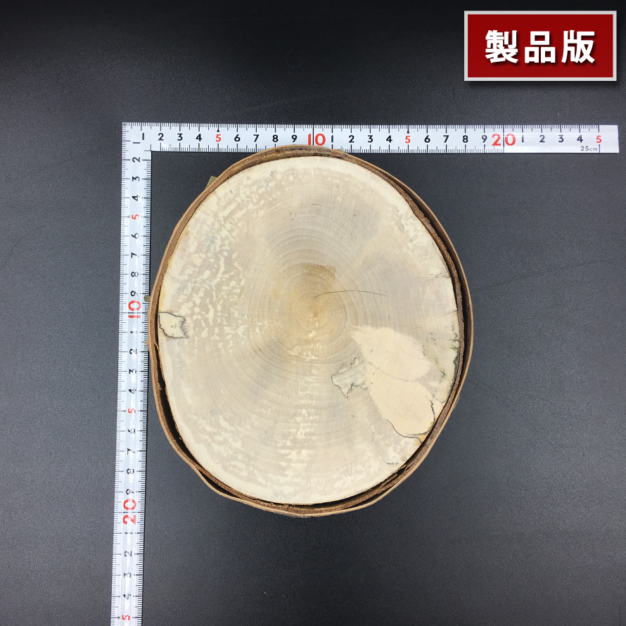 商品詳細 サイズ 直径 約19cm × 高さ 約2cm (最長部分で測定) 重量 約0.2kg 主な素材 天然木 主な生産地 北海道 ブランド HOMES オリジナル カラー 天然木※閲覧環境により実際の商品と色味が異なる場合がございます。ご了承ください。 配送方法 宅配便・レターパック 内容品 本体のみ 備考 一部に樹皮はがれ有り ご購入前に確認ください こちらの商品は森の木を輪切りにした状態でお届けします。 その為、生木 の特徴であるささくれ等があります。 また 生木 はたくさんの水分を含んでおりますので 環境により、カビが発生したり 時間経過と共に、乾燥が進みひび割れが発生する事があります。 樹皮の周辺に小さな虫がいることもありますのであらかじめご了承ください。 商品特性上、食品等をディスプレイする際は食品用ラップ等の使用を推奨します。 ※商品使用にて生じた損害などに関しては一切の責任を負いかねます&nbsp; &nbsp; &nbsp;