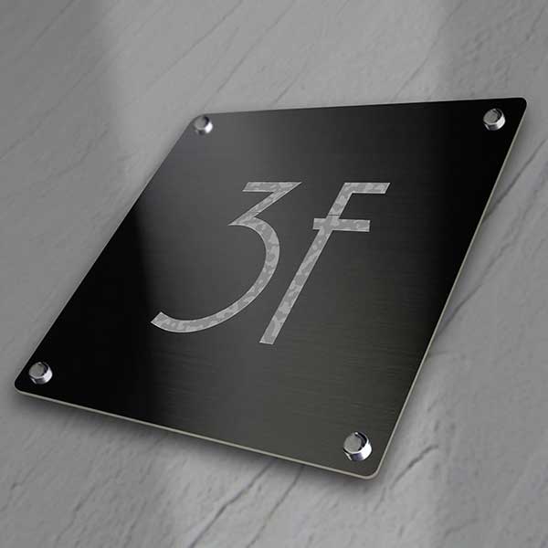 〈ブラックステンレス製〉【マンション階数表示板】（200mm×200mm）腐蝕、焼付塗装の本格的銘板。《表札工房あかり》
