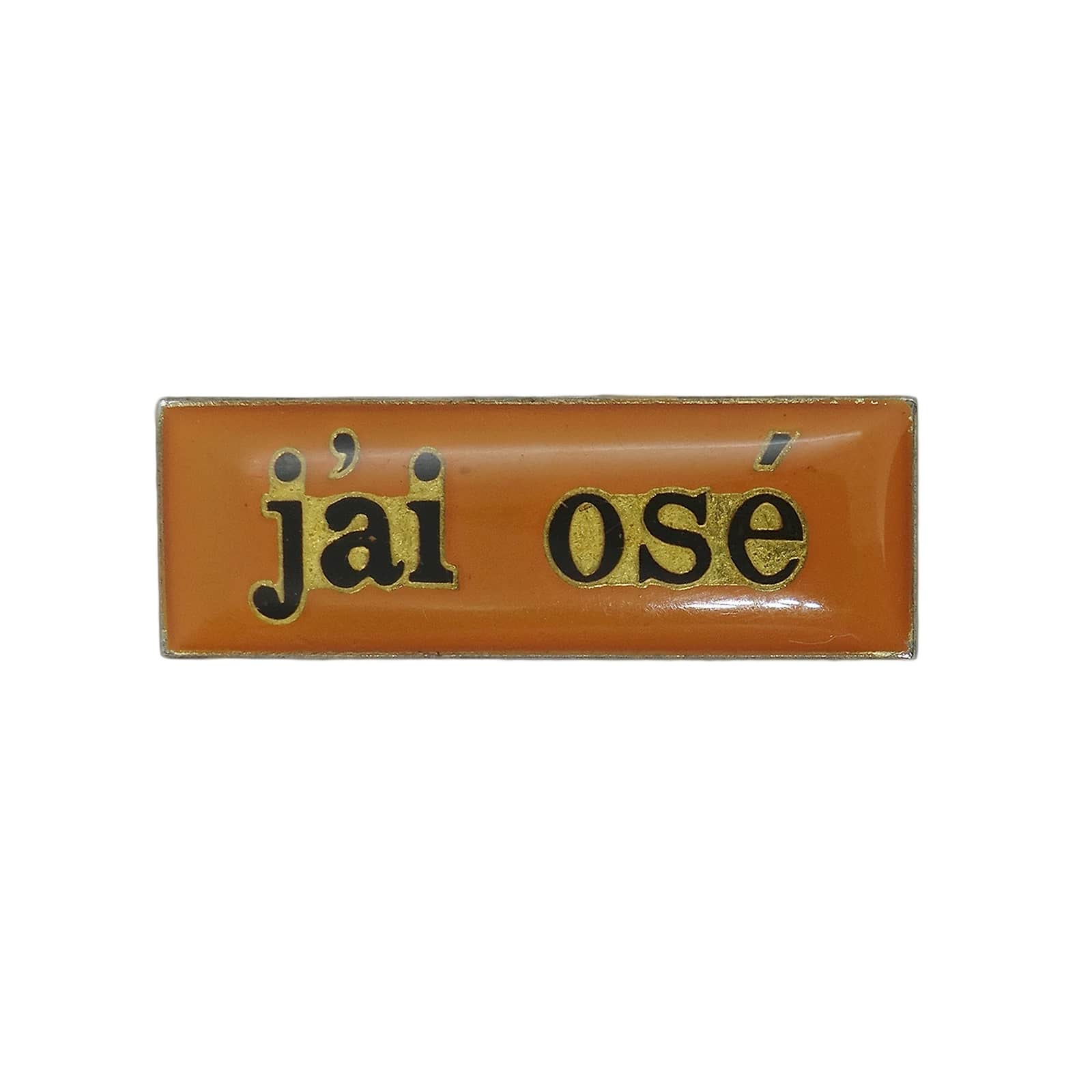 フランスから入荷しました、レトロなピンズ。 お酒 RICARDの販促。 jai ose 金属の留め具付き。 -ピンバッチ,お洒落- 縦　約1.1cm 横　約3.0cm ＞＞　ピンズを探す。 ＞＞　ブローチを探す。 ＞＞　キーホルダーを探す。
