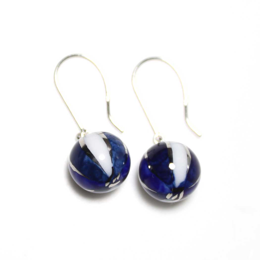 乐天商城 - 伝統工芸 伊万里焼おしゃれな個性が光るピアス K10WG。染付手毬紋様・下がりタイプ【工房限定オリジナル商品】他にはありません。外国人お土産やプレゼントにも最高！【包装選択】【メッセ入力】