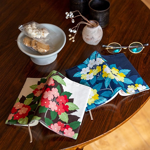 亥之吉 文庫本カバー 「 すずはな 」 ブックカバー 文庫本 布 サイズ調整できる オリジナル 綿100% 京都の染め屋 和柄テキスタイル 洗濯OK しおり付 ...