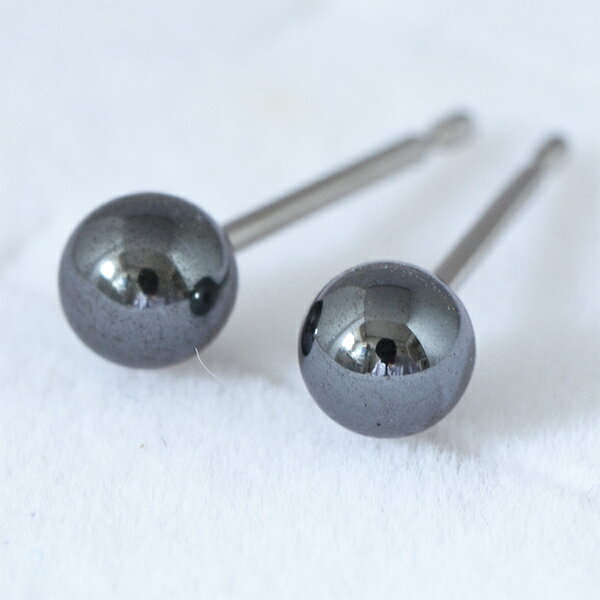 金属アレルギー対応 アクセサリー チタンピアス ヘマタイト 丸玉 4ミリ ピアス 両耳用 ジュエリー 日本製 彼女 [ 誕生日 プレゼント ギフト ジュエリー ...