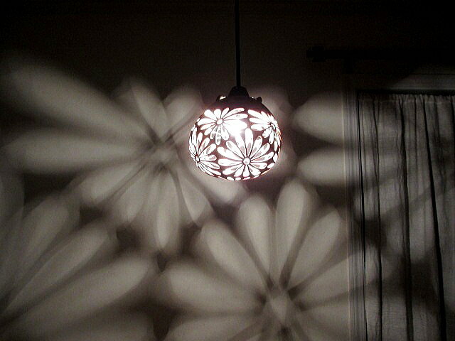 ランプでおしゃれに模様替え】影アートを楽しむ寝室の天井照明の