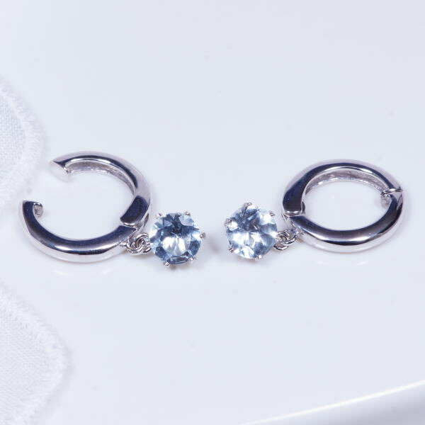 特別奉仕品 14金ホワイトゴールド アクアマリン スイングピアリング 計0.8カラット 3月誕生石