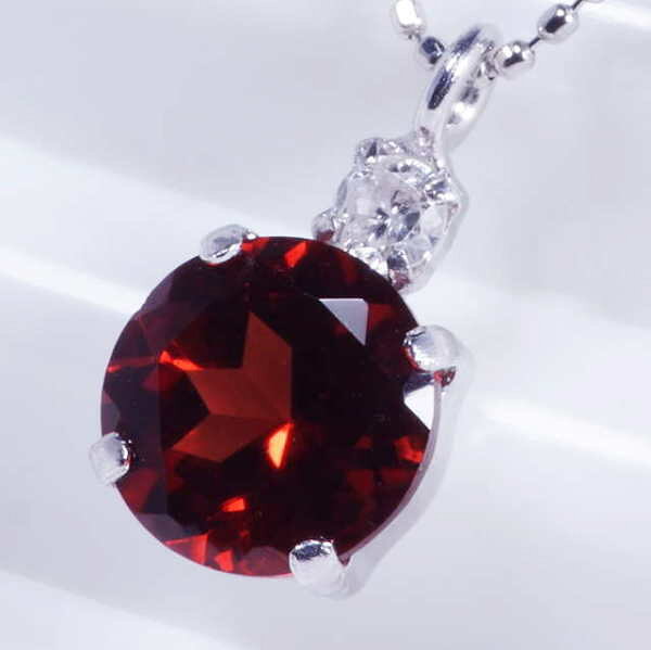 I Love ジュエリーのPT 1.3ct ガーネットペンダント ラウンド 1月誕生石 プラチナ 45cmフリーアジャスター｜アングル2