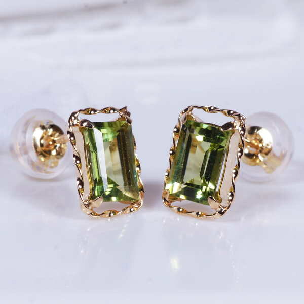 Peridot - K18 1ct ペリドットピアス 1カラット スタッド スクエア 8月誕生石 ギフト