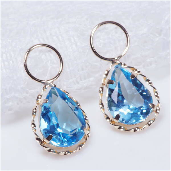 ブルートパーズ スイング チャーム 計2カラット ペアシェイプカット ティアドロップ 涙型 ひねり ツイスト ワンペア (ピアス・イヤリング用)18金 K18 ...