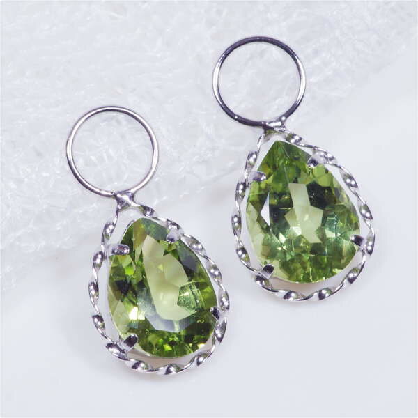 PT 2ct ペリドットチャーム プラチナ ペアシェイプ 2カラット (ピアス・イヤリング用)