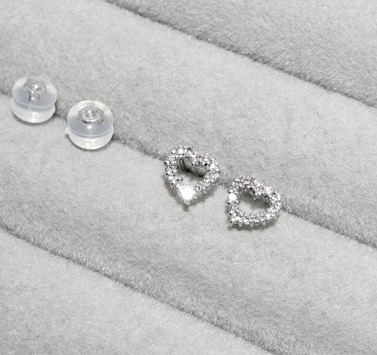 【鑑別付】K18WG　ハートダイヤラインピアス　直結タイプ　天然ダイヤ0.16ct　＜送料無料＞