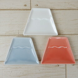 選べる3色富士山小皿醤油皿小田陶器白赤青ホワイトブルーレッドミニプレートプレート菓子皿皿美濃焼日本製国産裏印有Mt.Fuji食器カフェ白磁陶器仕切り仕切り皿食洗機対応絵付け用ポーセラーツあす楽対応可ラッピング不可【A級品】