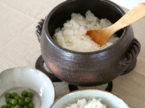 鍋自身に保湿力があるため、おひつとしても使用可能。コンパクトでかわいらしいデザインなので食卓にそのまま置いても◎。また耐熱土を使っているため、電子レンジやオーブンの使用もOK！余ったご飯をそのままレンジで温め直すこともできて便利です。