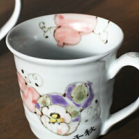 【名入れギフト】【還暦祝いや両親へのプレゼントに】有田焼名入れマグカップ花六瓢(はなむびょう)