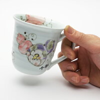 【名入れギフト】【還暦祝いや両親へのプレゼントに】有田焼名入れマグカップ花六瓢(はなむびょう)