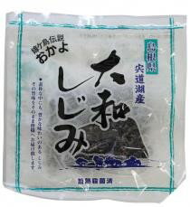 ★ 商品名 宍道湖産大和しじみ 内容量 120g 商品説明 宍道湖産、大和しじみ100％使用しています。砂をはかせる手間がいらず、簡単においしいしじみ汁が出来ます。 ☆おいしい食べ方　 みそ汁…沸騰したお湯(300〜40cc)に袋から出したしじみをエキスごと入れ、貝の口が開くまでよく混ぜてください。最後に味噌を溶いてできあがりです。　 ※袋の中に白い濁りがあるのはしじみのエキスです。 原材料 しじみ(島根県宍道湖産) 栄養成分 (可食部100g)あたりエネルギー55.5kcal、たんぱく質8.2g、脂質0.9g、炭水化物3.7g、食塩相当量0.3g 保存方法・注意事項 直射日光を避け、常温保存してください。開封後は一度にお使いください。袋の中に白い濁りがあるのは、しじみのエキスですので品質に問題ございません。まれに殻があかないしじみがある場合がありますが、品質に問題ございません。 賞味期限 商品パッケージに記載 広告文責 奈良恵友堂有限会社連絡先：0743‐53‐1893 製造者 株式会社山光食品 ■■